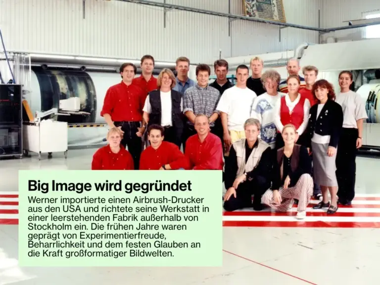 Werner importierte einen Airbrush-Drucker aus den USA und richtete seine Werkstatt in einer leerstehenden Fabrik außerhalb von Stockholm ein. Die frühen Jahre waren geprägt von Experimentierfreude, Beharrlichkeit und dem festen Glauben an die Kraft großformatiger Bildwelten.