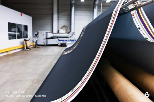 Shaped to unfold without edges ~ 𝓑𝓮𝓱𝓲𝓷𝓭 𝓽𝓱𝓮 𝓼𝓬𝓮𝓷𝓮𝓼 ~ as scale and material are brought into balance.
 
In our Berlin studio, Infinitus, developed in-house, is used to produce the largest seamless images in the world.
.
.
.
.
.
.
Bts, behindthescenes, artsandcrafts, crafts, setdesigner, setdesign, craft, crafters, scenicdrop, productiondesign, productiondesigner, bigimage