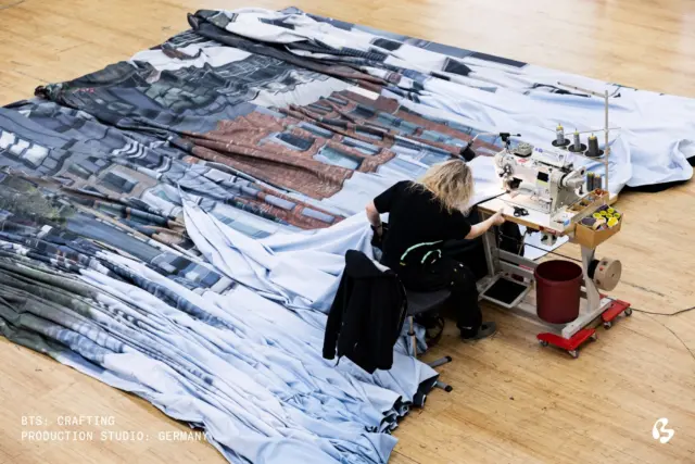Layers settling into place ~ 𝓑𝓮𝓱𝓲𝓷𝓭 𝓽𝓱𝓮 𝓼𝓬𝓮𝓷𝓮𝓼 ~ in our Berlin studio.
.
.
.
.
.
.
bts, behindthescenes, setdesigner, setdesign, scenicdrop, productiondesign, printedfabric, craft, bigimage
